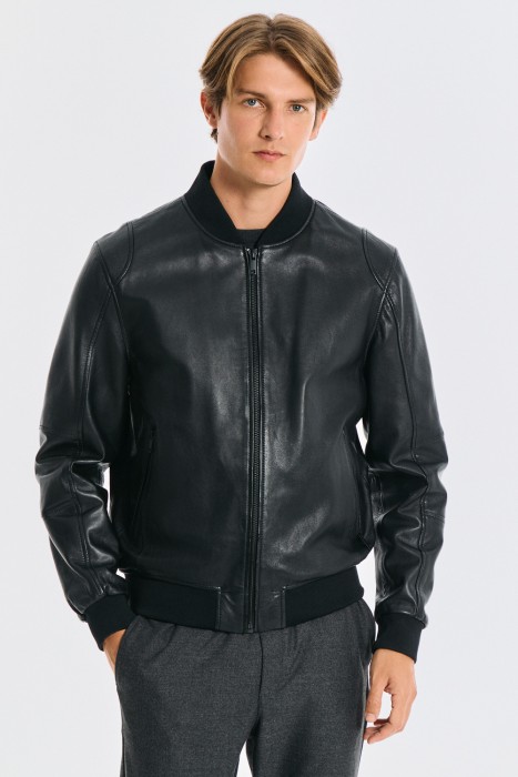 бомбер из натуральной кожи от бренда снежная королева вид слева