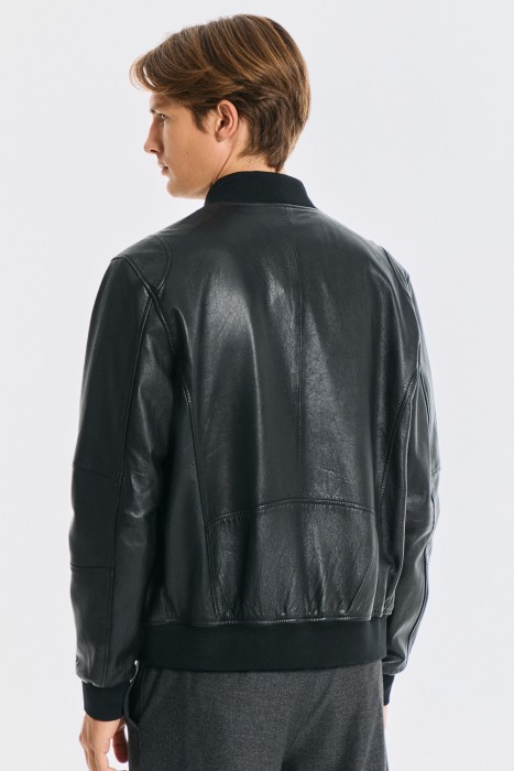 бомбер из натуральной кожи по цене 11410 руб вид справа