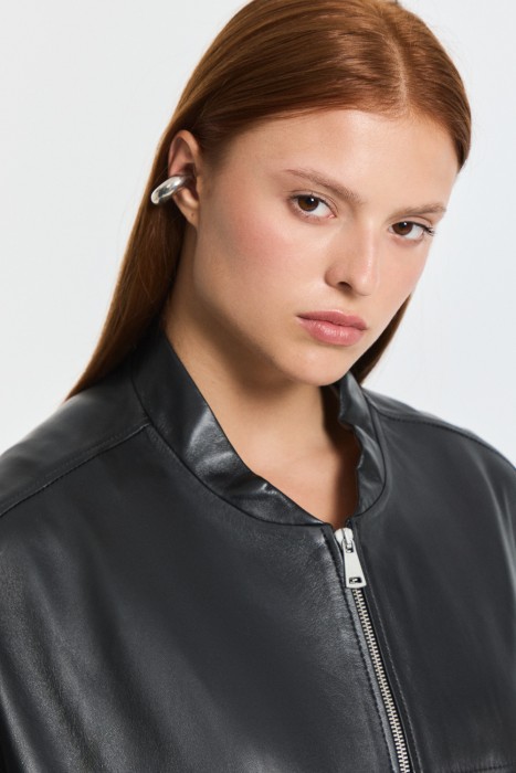 бомбер из натуральной кожи по цене 17750 руб вид справа