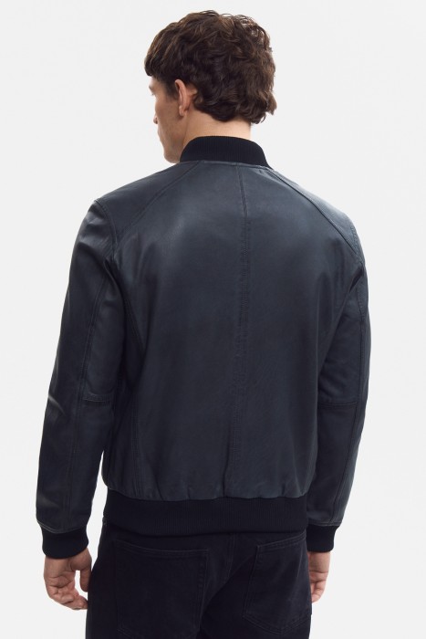 бомбер из натуральной кожи по цене 15440 руб вид справа