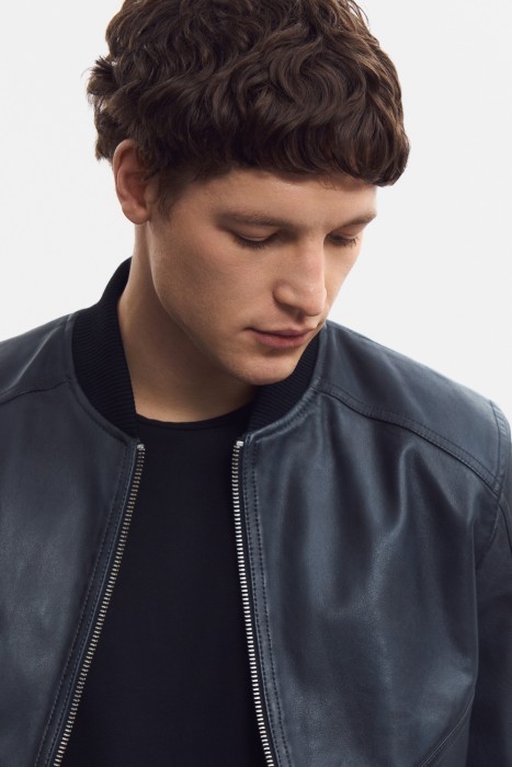 бомбер из натуральной кожи из россии вид сбоку