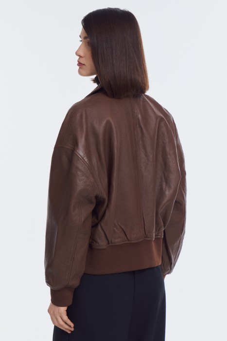 бомбер из натуральной кожи по цене 13430 руб вид справа