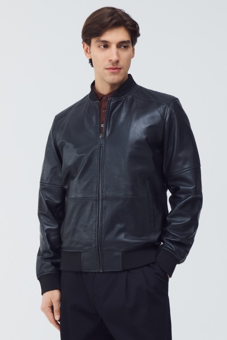 бомбер из натуральной кожи от бренда снежная королева вид слева