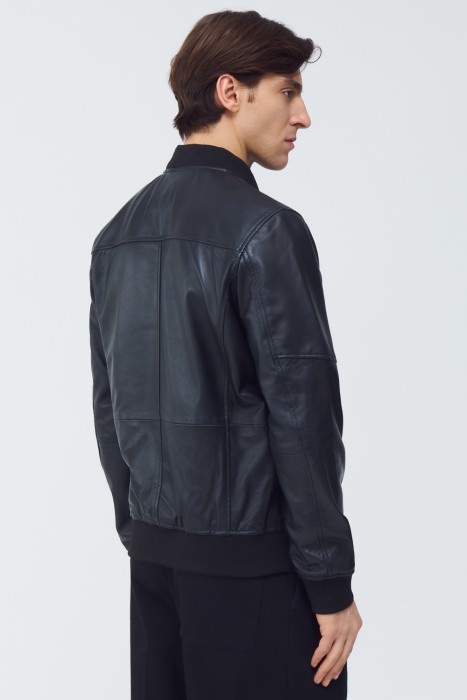 бомбер из натуральной кожи по цене 10070 руб вид справа