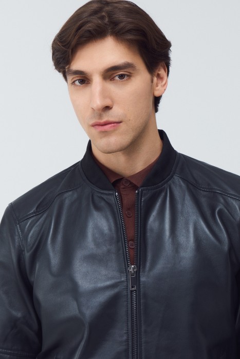 бомбер из натуральной кожи из россии вид сбоку