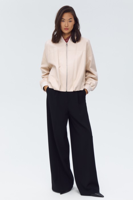 бомбер из натуральной кожи от бренда снежная королева вид слева