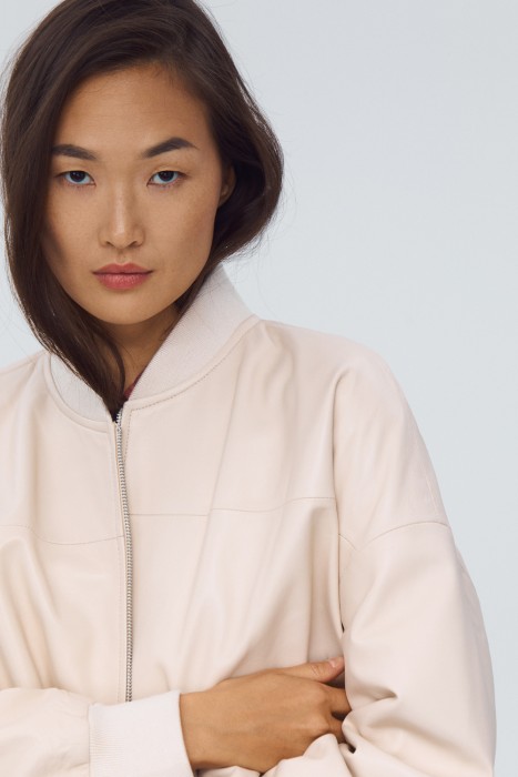 бомбер из натуральной кожи из россии вид сбоку