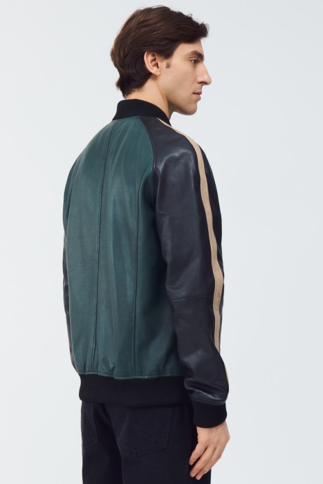 бомбер из натуральной кожи по цене 12080 руб вид справа