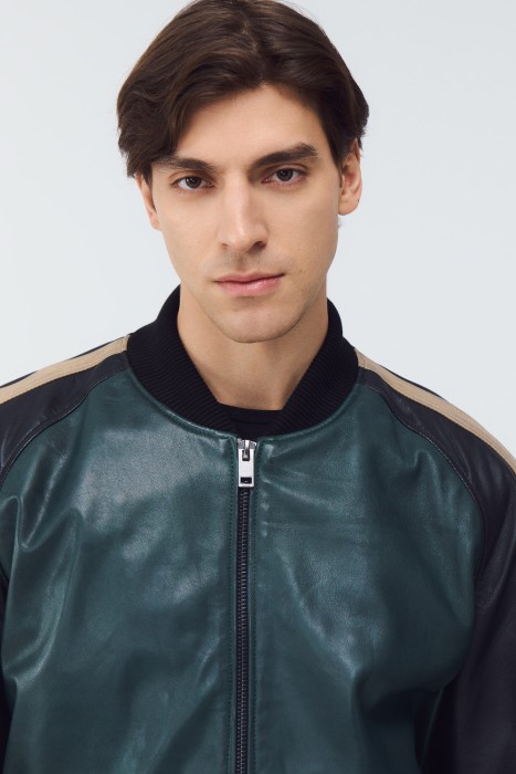 бомбер из натуральной кожи из россии вид сбоку
