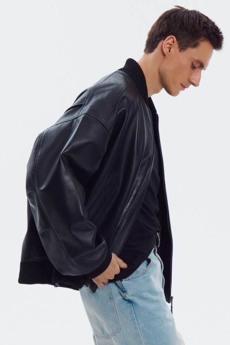 бомбер из натуральной кожи от бренда снежная королева вид слева