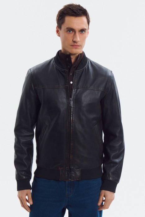 бомбер из натуральной кожи от бренда снежная королева вид слева