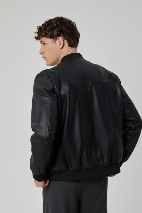 бомбер из натуральной кожи по цене 12470 руб вид справа