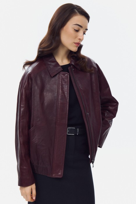 бомбер из натуральной кожи по цене 21490 руб вид справа