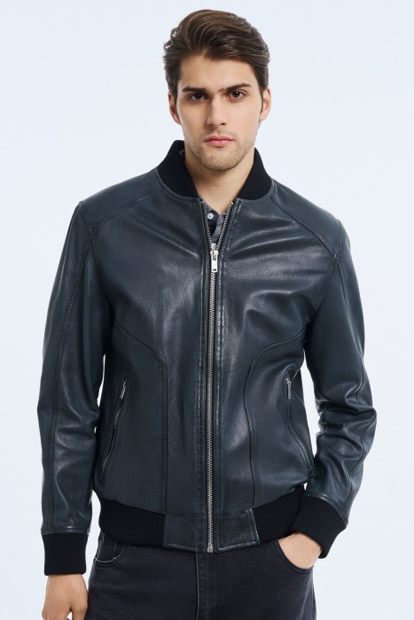 бомбер из натуральной кожи от бренда снежная королева вид слева