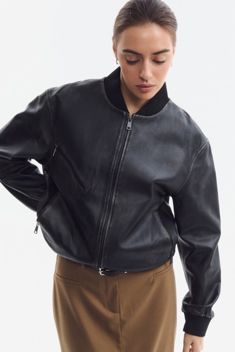 бомбер из натуральной кожи от бренда снежная королева вид слева