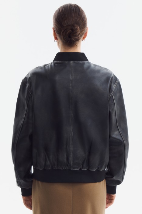 бомбер из натуральной кожи по цене 14100 руб вид справа