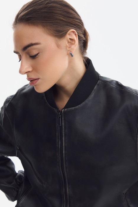 бомбер из натуральной кожи из россии вид сбоку