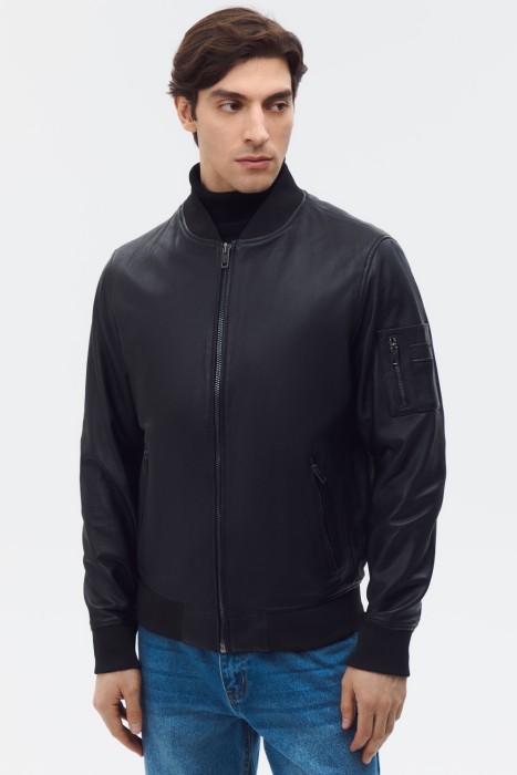 бомбер из натуральной кожи от бренда снежная королева вид слева