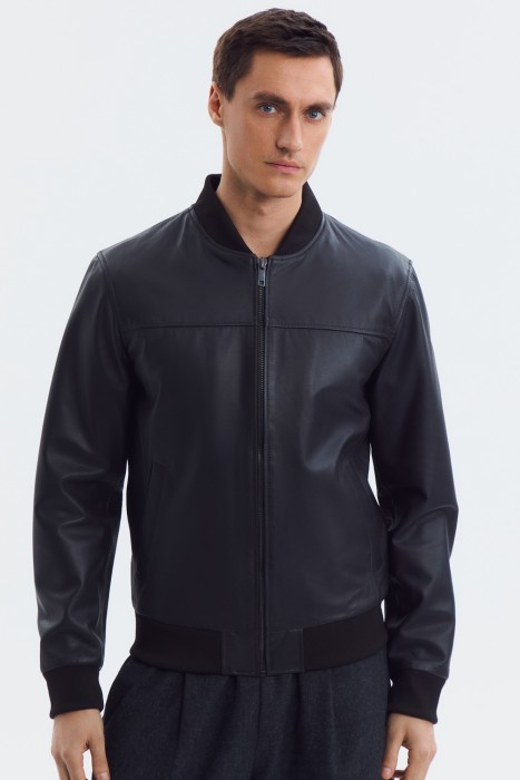 бомбер из натуральной кожи от бренда снежная королева вид слева