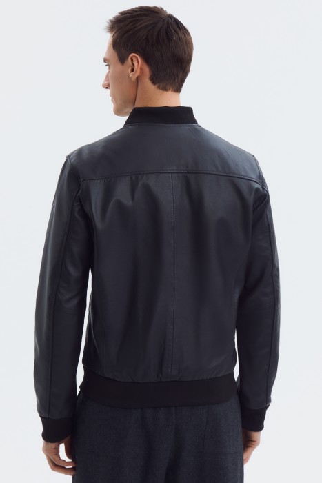 бомбер из натуральной кожи по цене 9510 руб вид справа