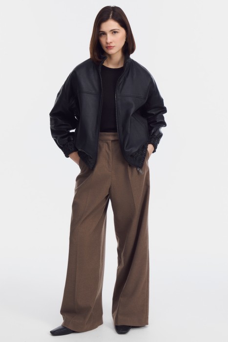 бомбер из натуральной кожи от бренда снежная королева вид слева