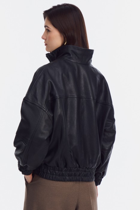 бомбер из натуральной кожи по цене 20150 руб вид справа