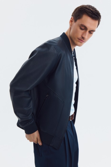 бомбер из натуральной кожи по цене 16120 руб вид справа