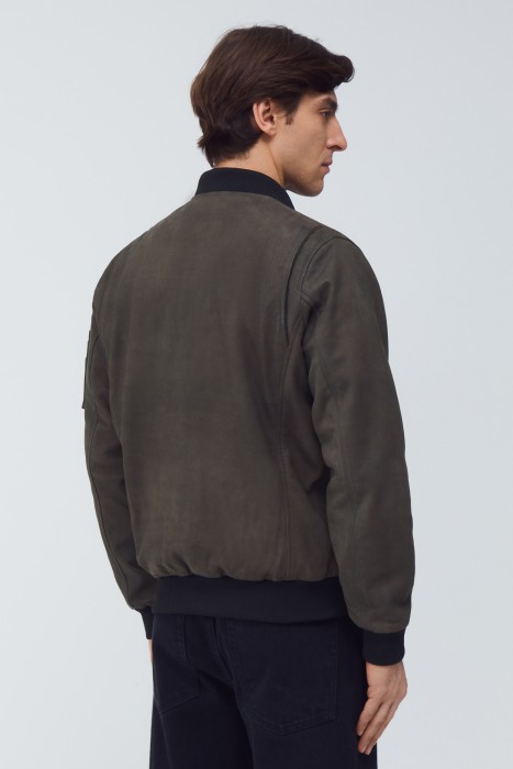 бомбер из натуральной кожи по цене 12080 руб вид справа