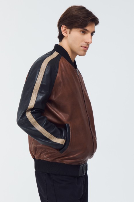 бомбер из натуральной кожи от бренда снежная королева вид слева