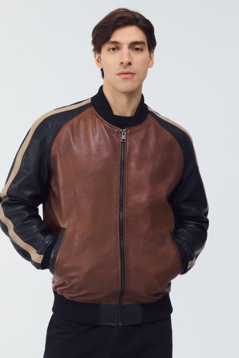 бомбер из натуральной кожи из россии вид сбоку