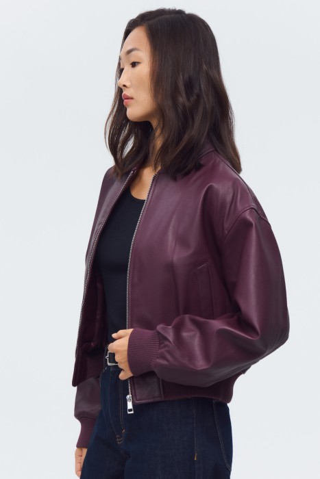 бомбер из натуральной кожи от бренда снежная королева вид слева