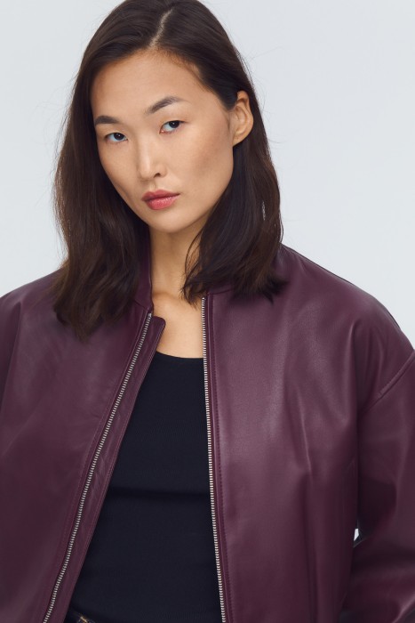 бомбер из натуральной кожи по цене 14100 руб вид справа