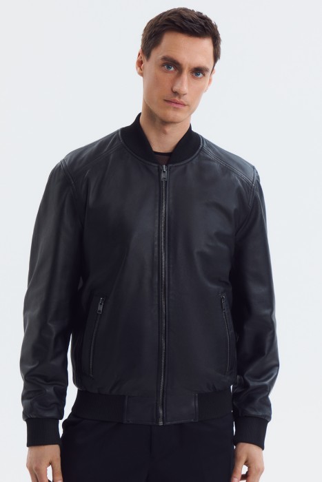 бомбер из натуральной кожи от бренда снежная королева вид слева