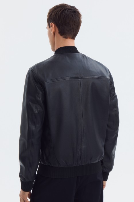 бомбер из натуральной кожи по цене 13430 руб вид справа