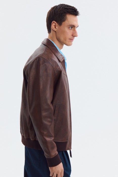 бомбер из натуральной кожи от бренда снежная королева вид слева