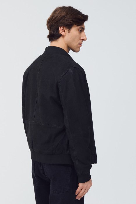 бомбер из натуральной кожи по цене 11410 руб вид справа