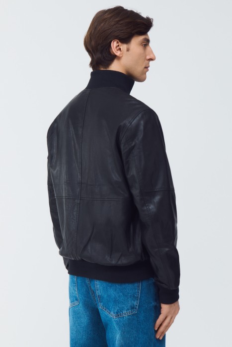 бомбер из натуральной кожи по цене 12310 руб вид справа