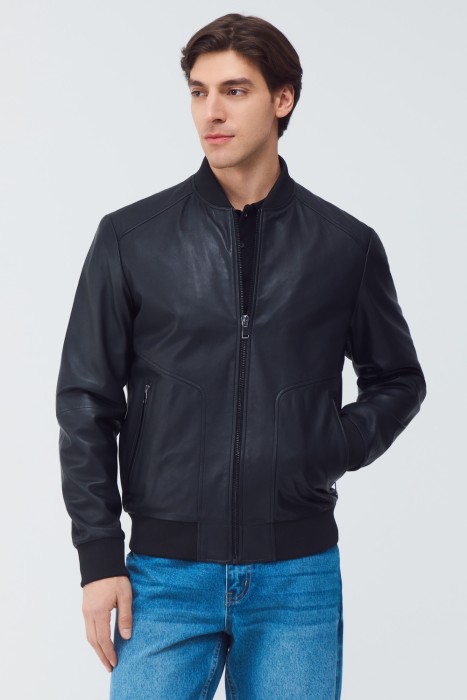 бомбер из натуральной кожи от бренда снежная королева вид слева