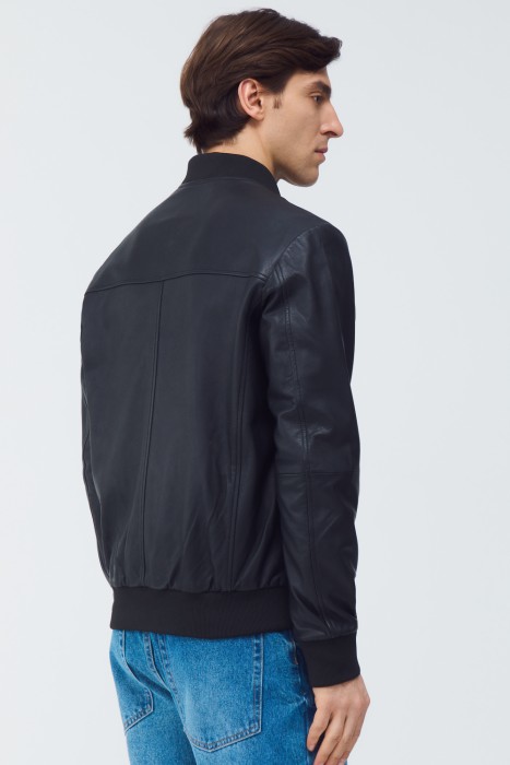 бомбер из натуральной кожи по цене 16120 руб вид справа