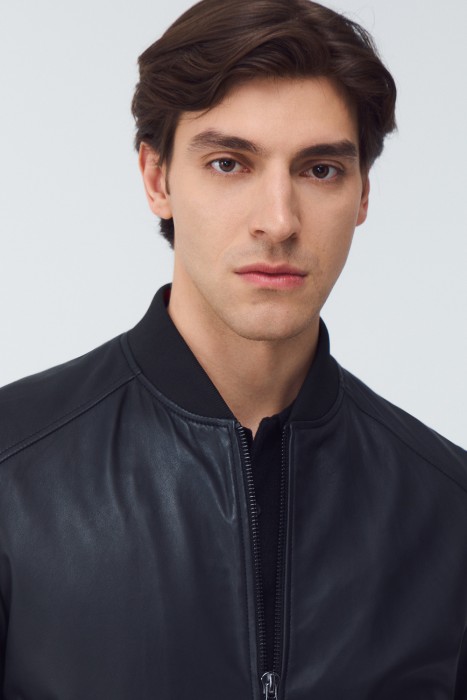 бомбер из натуральной кожи из россии вид сбоку