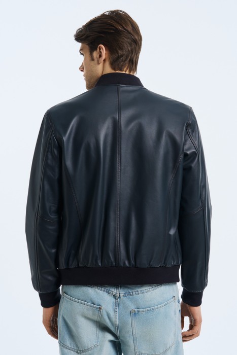 бомбер из натуральной кожи по цене 11990 руб вид справа