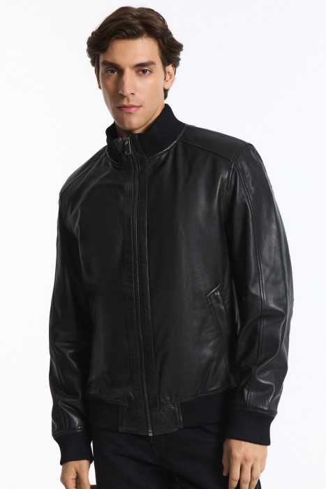 бомбер из натуральной кожи от бренда снежная королева вид слева