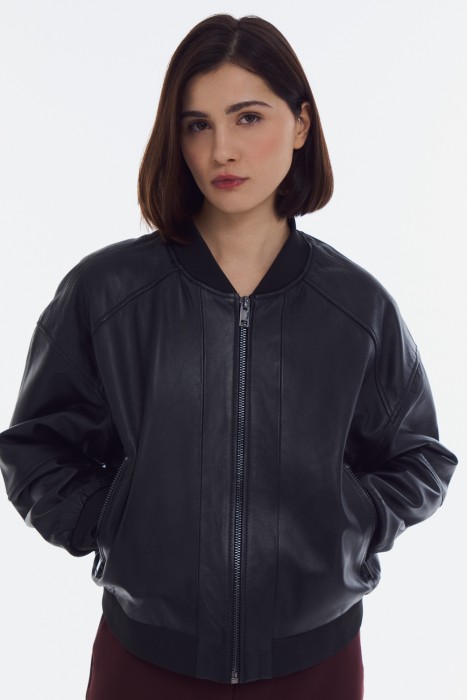 бомбер из натуральной кожи от бренда снежная королева вид слева