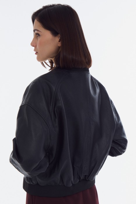 бомбер из натуральной кожи по цене 12750 руб вид справа