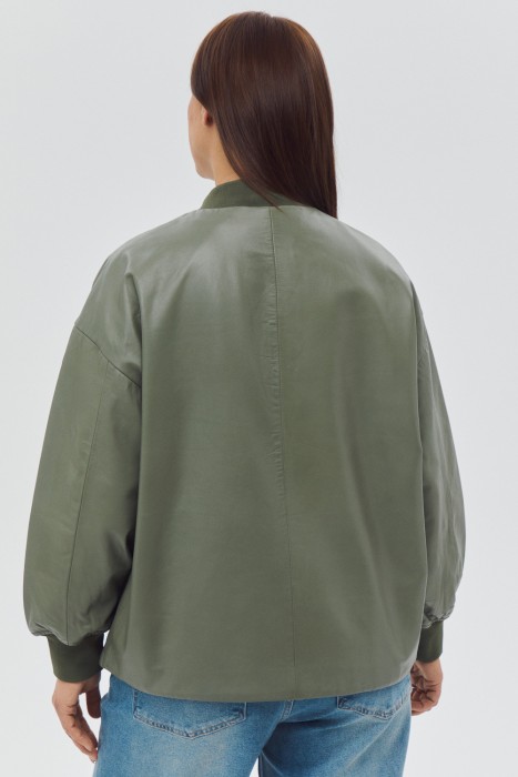 бомбер из натуральной кожи по цене 13990 руб вид справа