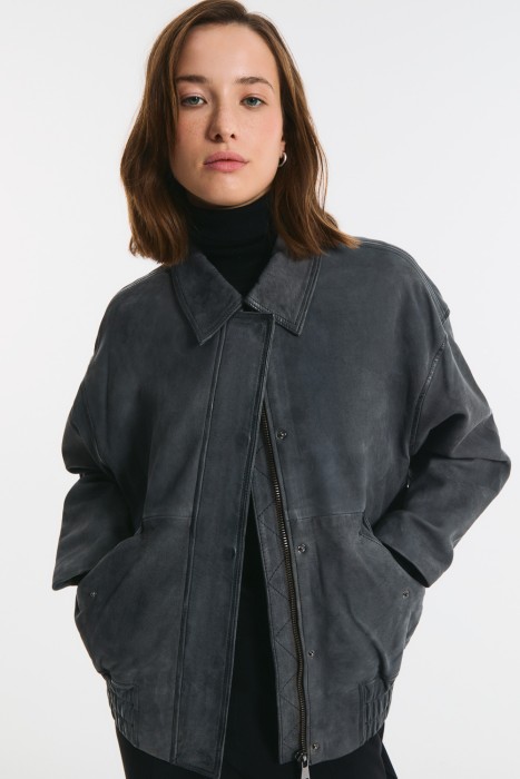 бомбер из натуральной кожи от бренда снежная королева вид слева