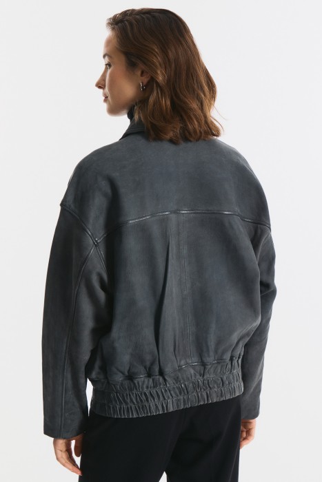 бомбер из натуральной кожи по цене 10230 руб вид справа