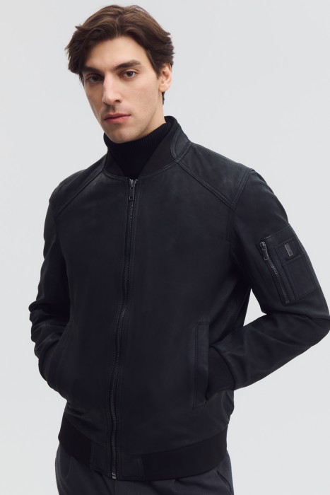 бомбер из натуральной кожи из россии вид сбоку