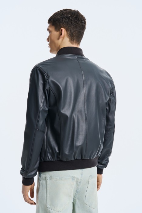 бомбер из натуральной кожи по цене 10710 руб вид справа