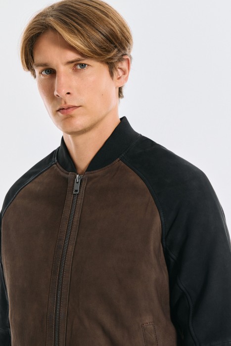 бомбер из натуральной кожи по цене 9740 руб вид справа